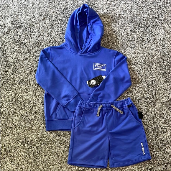 NEW! VOLCOM 2-PIECE SHORTS AND SWEATSHIRT SET. SIZE 6. BOYS. - Picture 1 of 9